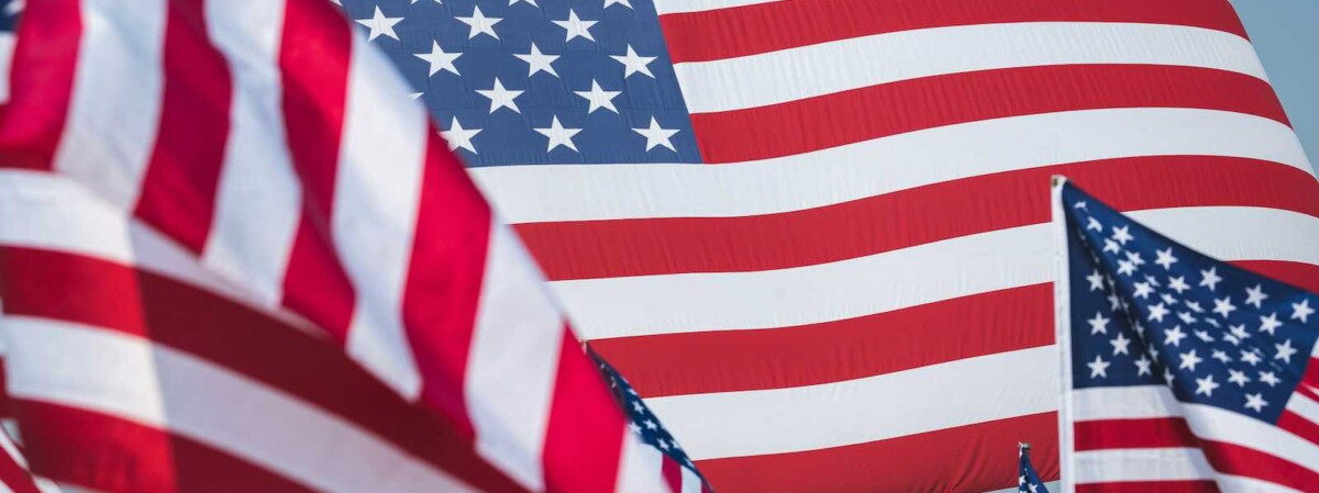 flaggen der usa wehen im wind