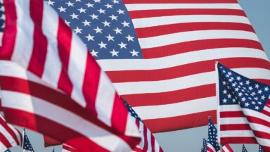 flaggen der usa wehen im wind