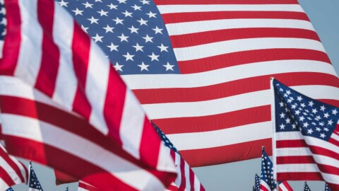 flaggen der usa wehen im wind