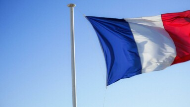 französische flagge weht im wind
