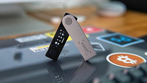 ledger nano steht auf einem laptop mit bitcoin aufkleber