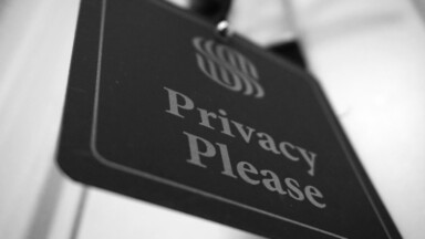 schild mit aufschrift privatsphaere bitte
