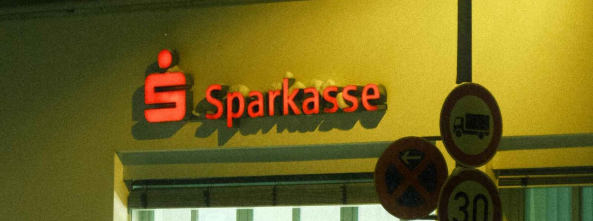 sparkasse aufschrift an hauswand
