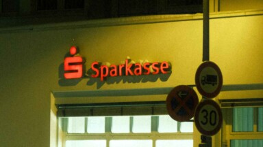 sparkasse aufschrift an hauswand